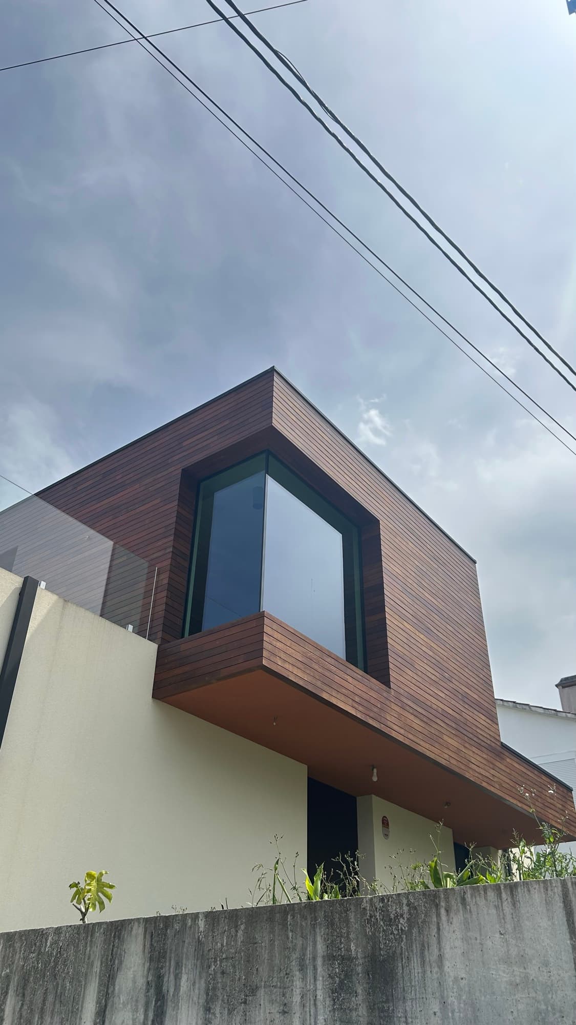 Moradia moderna com revestimento exterior em madeira termotratada