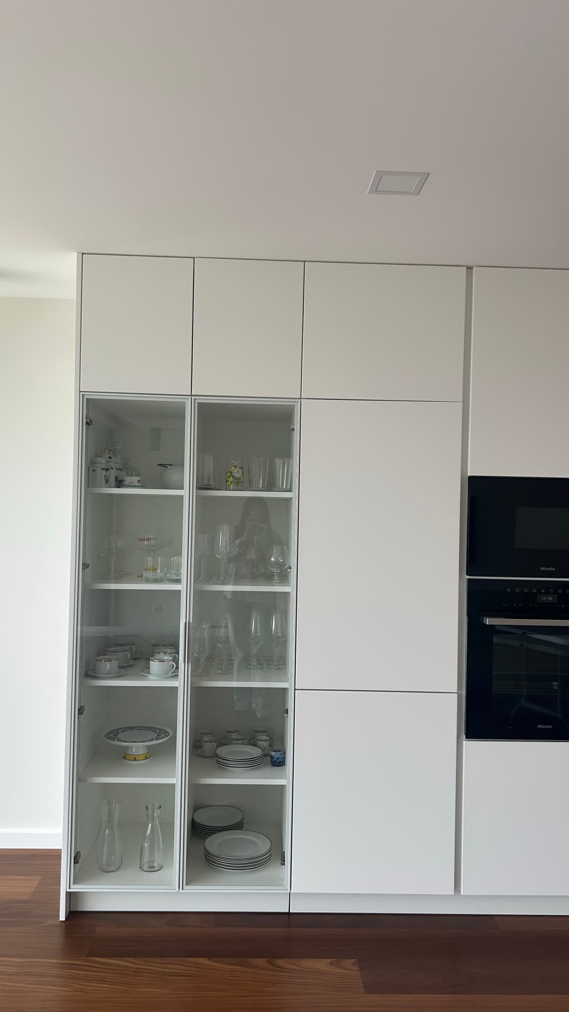 Armário vitrine lacado de branco com portas de vidro