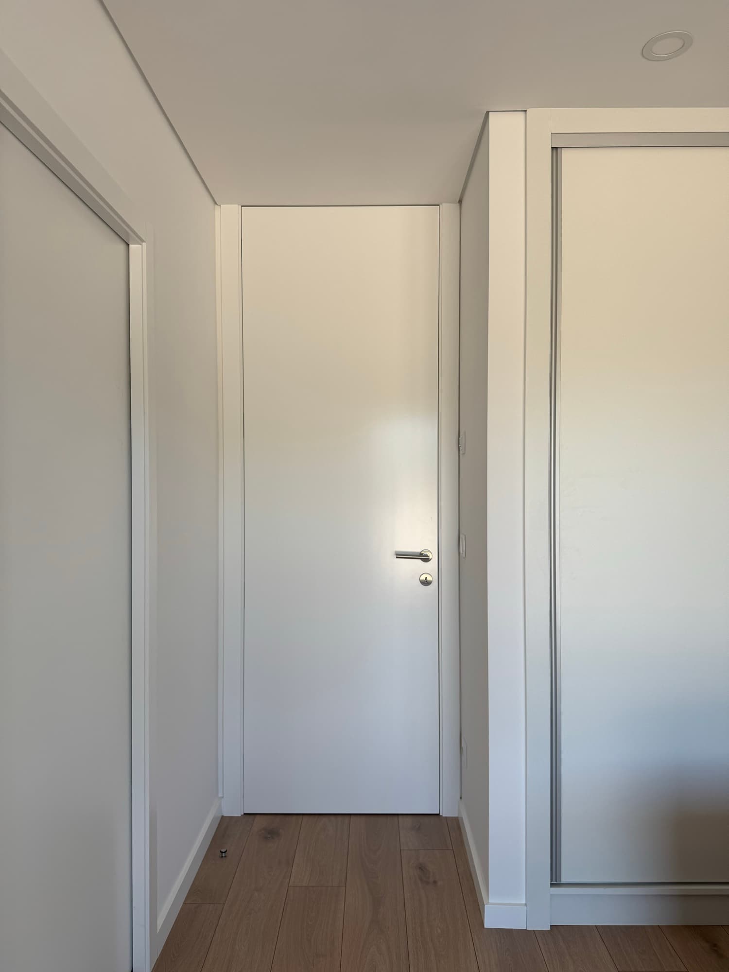 Portas interiores lacadas de branco num corredor