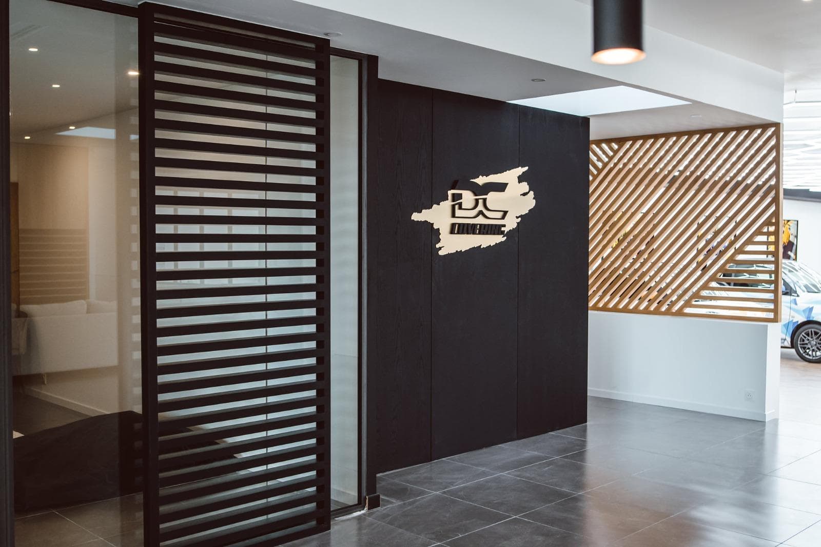 Entrada de espaço comercial com portadas ripadas em madeira escura