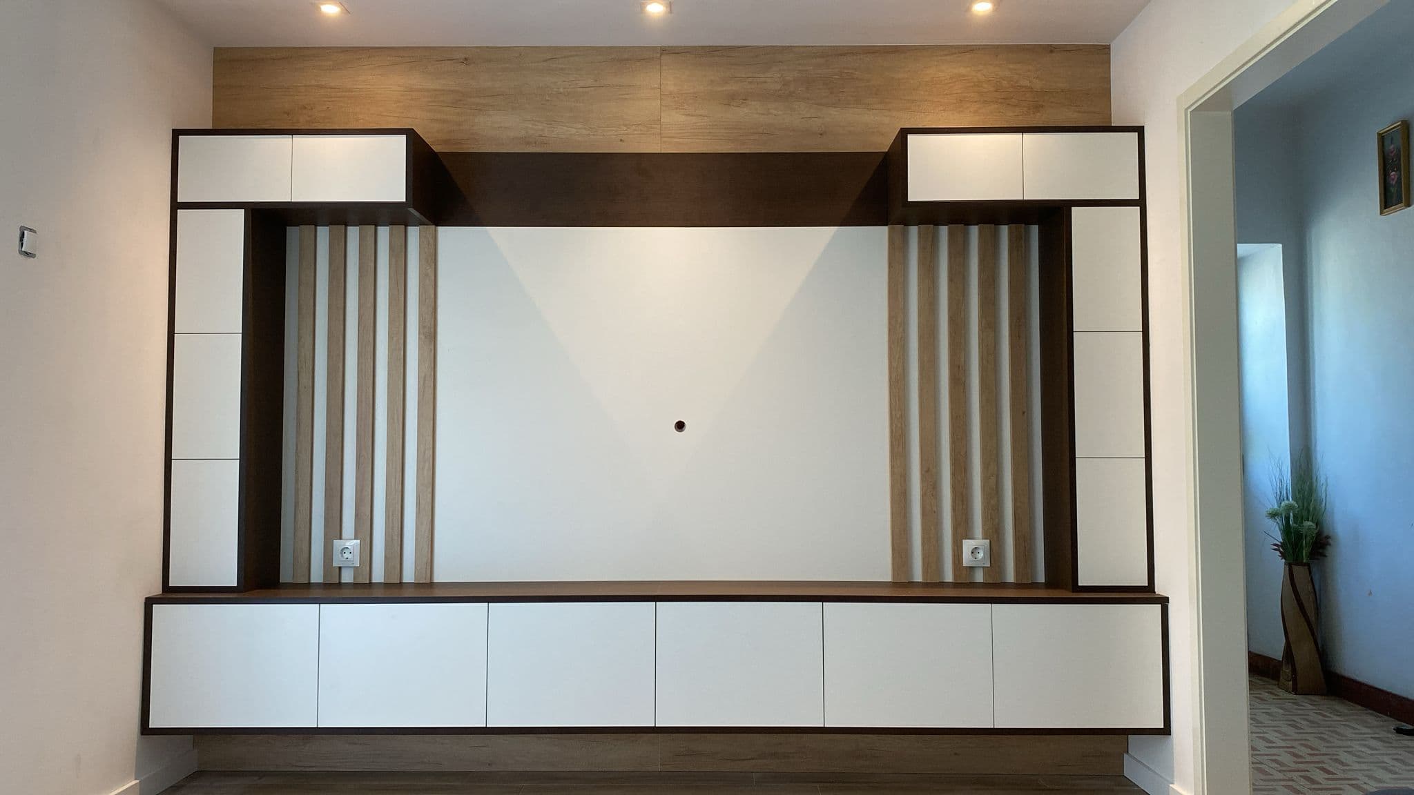 Móvel de sala por medida em nogueira e lacado branco com painel ripado