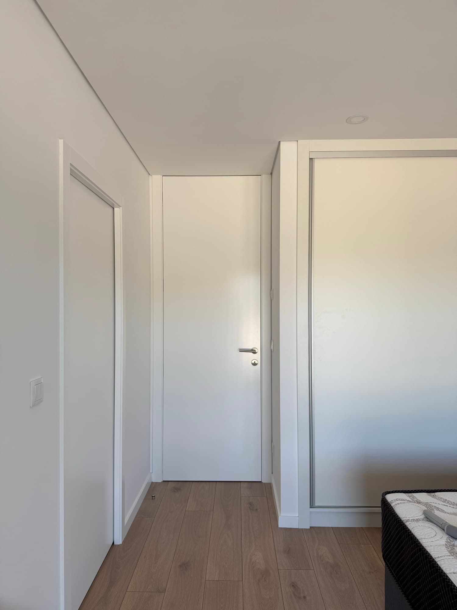 Portas interiores lacadas de branco com ferragens em inox