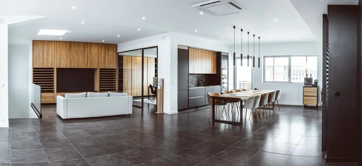 Interior amplo com carpintaria completa da QS: parede-móvel, cozinha e sala de jantar